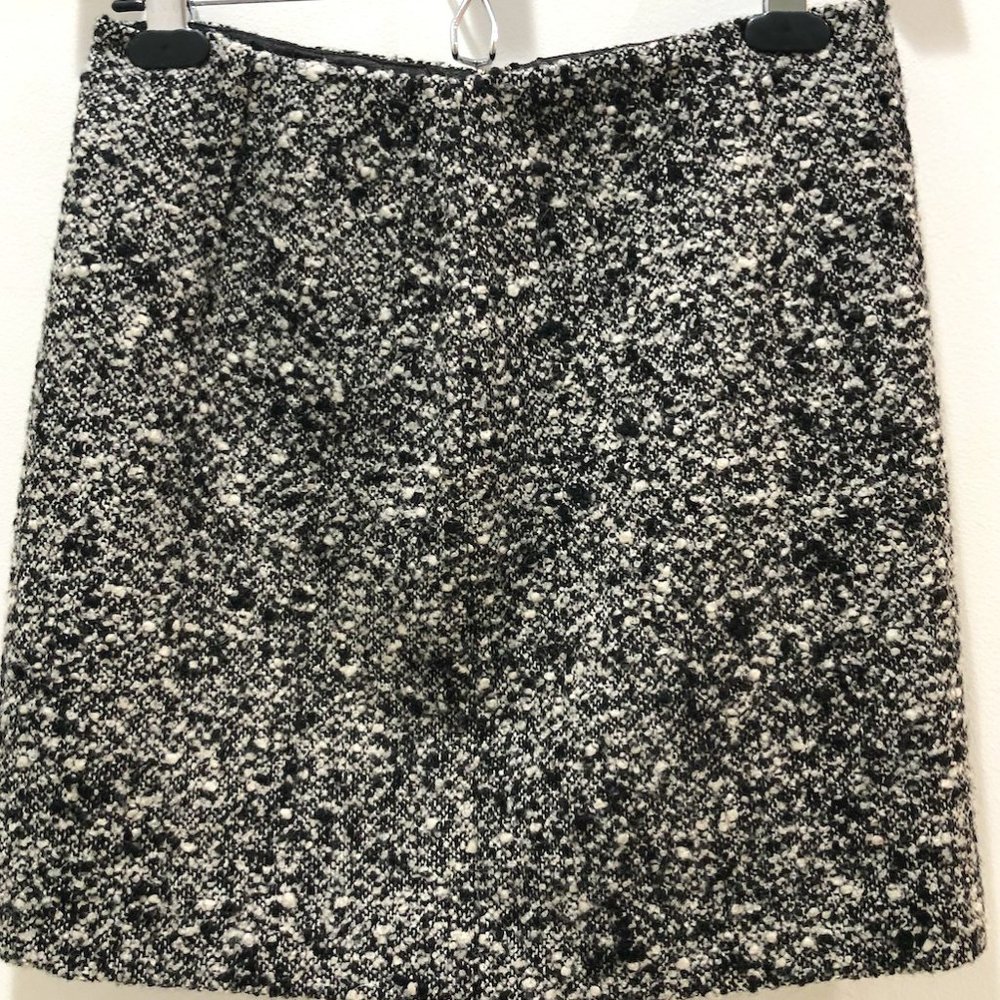 Tahari Wool Skirt, size 4, black and white, 17" long